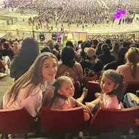 Yasmine Wilblood juga terlihat menyaksikan koser Blackpink yang digelar di Stadion Utama Gelora Bung Karno.  Tidak sendiri, Yasmine menyaksikan bersama suami dan dua putrinya, Seraphina Rose dan Sophia Ayana.  Berikut beberapa potretnya. [Foto; Instagram/yaswildblood]