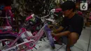 Aktivitas pekerja yang tengah merakit sepeda di toko sepeda Kramat Jati, Jakarta, Selasa (7/12/2021). Pandemi Covid-19 yang sedang terjadi membuat tren olahraga bersepeda semakin banyak diminati mulai dari anak-anak hingga orang dewasa dan lanjut usia. (merdeka.com/Imam Buhori)