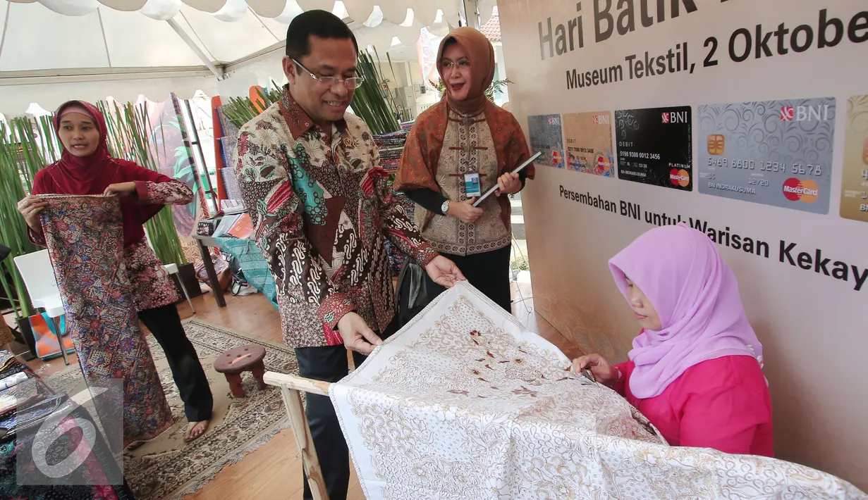 Menteri Perindustrian, Saleh Husin (dua kanan) menyaksikan Pengrajin Batik Tulis dari Kampoeng BNI Lasem, Jawa Tengah saat membuat batik tulis dalam Peringatan Hari Batik Nasional di Museum Tekstil, Jakarta, Jumat (2/10/2015). (Liputan6.com/Angga Yuniar)