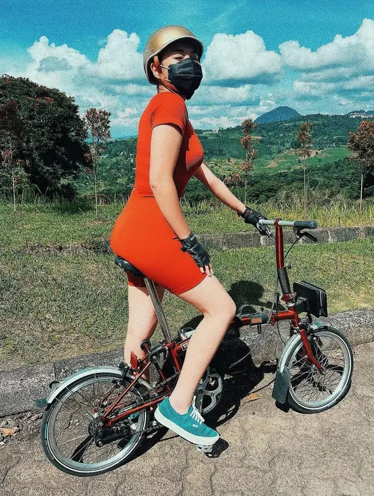 Ia juga memakai baju dan celana warna merah untuk bersepeda, enggak salah, dong, kalau Amanda menjalani hidup penuh semangat dan gairah, seperti arti warna merah menurut para ahli. (IG: @amandamanopo)