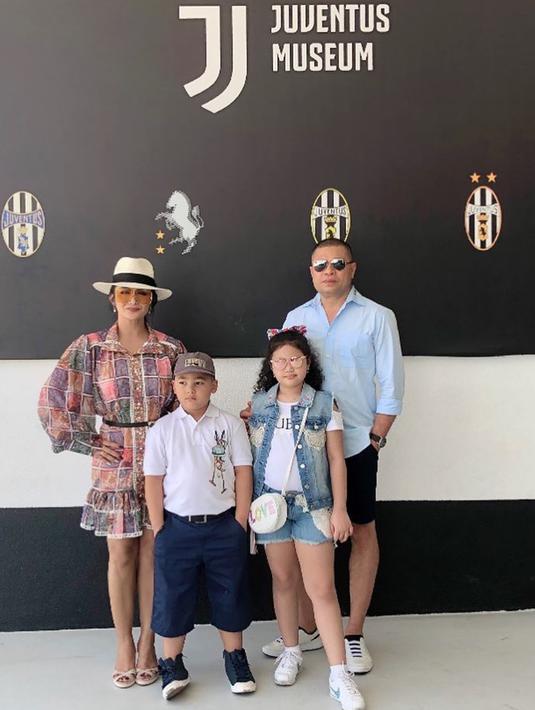Tak ingin melewatkan kesempatan, Raul Lemos dan Krisdayanti beserta kedua anaknya berfoto di depan museum klub sepakbola Juventus. (Liputan6.com/IG/krisdayantilemos)