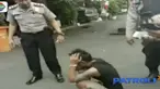Pelaku penjambretan babak belur dihakimi warga karena tertangkap basah menjambret telepon genggam milik seorang siswi SMA