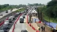 Pengerjaan bahu jalan yang ambles di KM 103 Tol Cipali mengganggu arus balik.