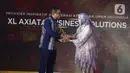 Pemimpin Redaksi Liputan6.com Irna Gustiawati saat saat memberikan penghargaan kepada perwakilan
XL Axiata Bussiness Solution PT. XL Axiata Tbk dalam Anugrah Inspiratif Liputan6.com di Jakarta, Sabtu (8/7/2023). Dengan  kategori Provider Inspiratif Akselerasi Kemajuan UMKM Indonesia. (Liputan6.com/Angga Yuniar)