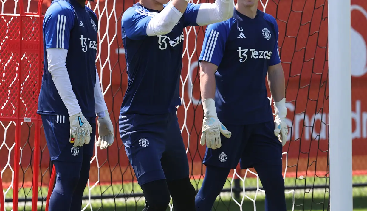 <p>Eks kiper Ajax Amsterdam tersebut meneken kontrak lima tahun bersama MU. Raksasa Inggris tersebut juga punya opsi untuk memperpanjang kontraknya selama satu tahun. (FOTO: twitter.com/ManUtd)</p>
