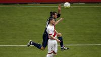 Pemain Real Madrid, Gareth Bale (kiri) berusaha melakukan sundulan dengan penjagaan ketat bek Rayo Vallecano, Roberto Roman, pada laga lanjutan La Liga 2015-2016 di Stadion Vallecas, Madrid, Sabtu (23/4/2016). Babak pertama berakhir 2-1 untuk Rayo Valleca