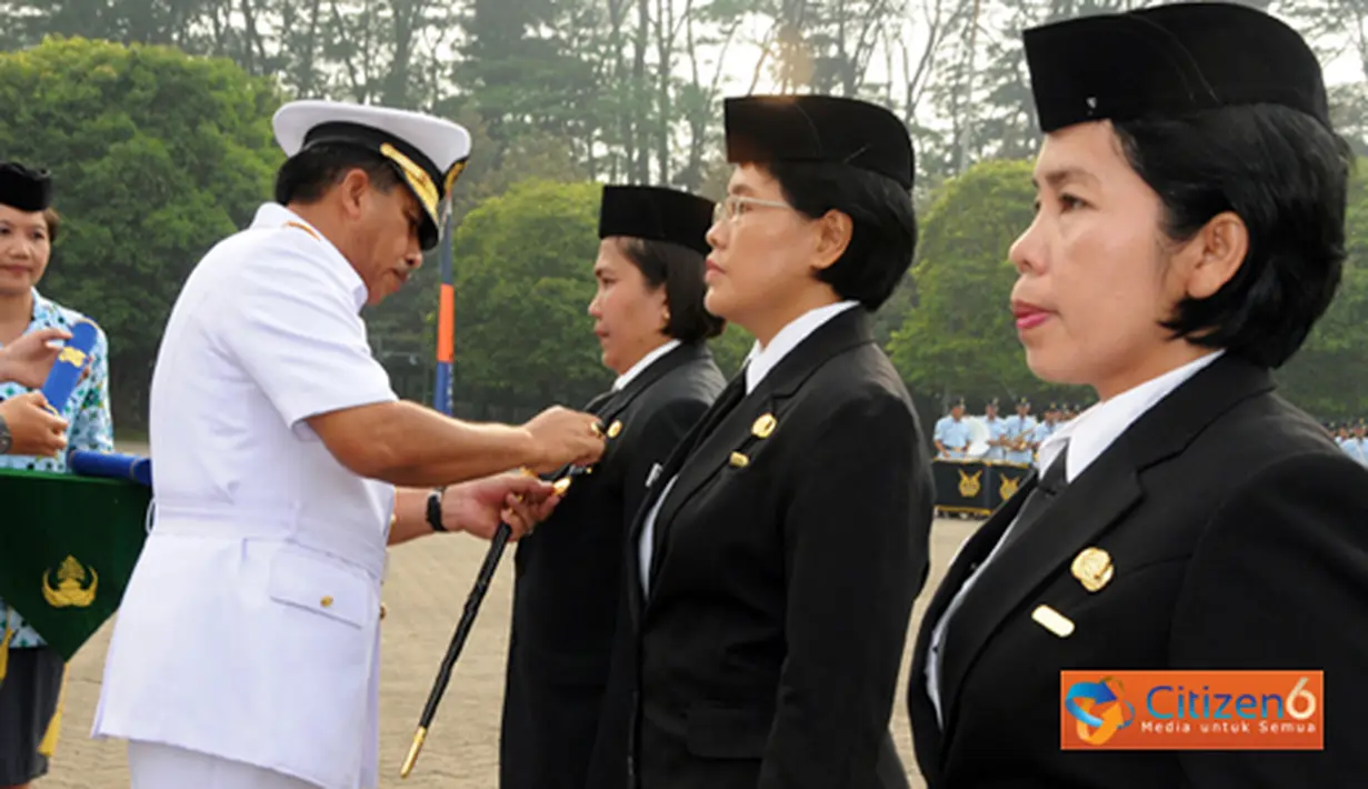 Citizen6, Cilangkap: Pada kesempatan ini, Panglima TNI juga menyematkan kepada tiga Pegawai Negeri Sipil (PNS) TNI yang mendapat tanda penghargaan dari negara. (Pengirim: Badarudin Bakri)