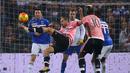 Pemain Juventus, Giorgio Chiellini (tengah) melakukan tendangan salto saat timnya melawan Sampdoria pada lanjutan Liga Italia Serie A di Stadion Marassi, Genoa, Senin (11/1/2016) dini hari WIB. (AFP Photo/MAarco Bertorello)