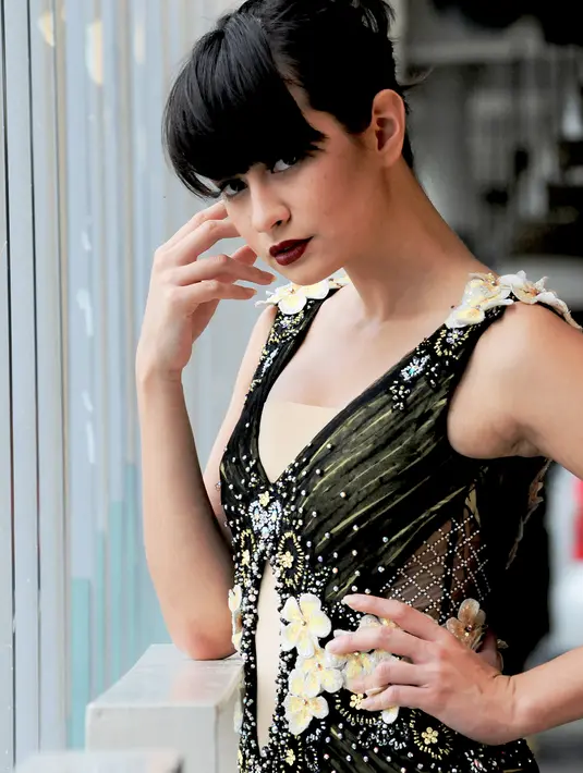 Penuh bunga, Vicky Monica mengenakan kostum beraksesoris bunga yang membuatnya tambah cantik.