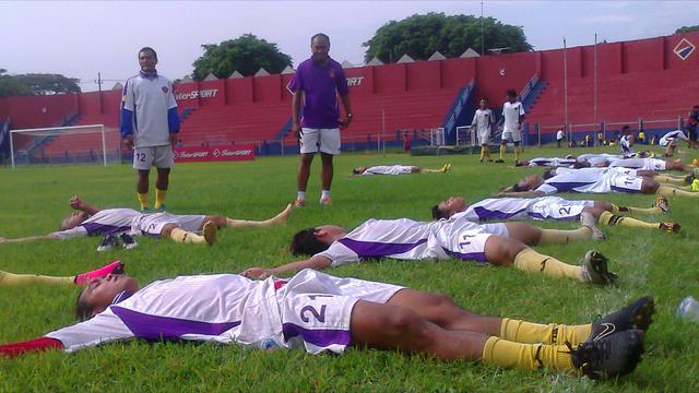 Pelatih Persik, Kas Hartadi, menggenjot fisik anak-asuhnya dengan latihan aerobik jelang lanjutan babak 16 besar ISC B 2016. (Bola.com/Robby Firly)