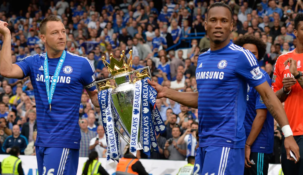 Bek Chelsea, John Terry (kiri) bersama Didier Drogba membawa trofi Premier League di Stamford Bridge, Minggu (24/5/2015). Ini merupakan Gelar ke-4 Chelsea di Premier League.  (Reuters/Adam Holt)