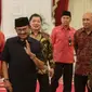 BJ Habibie menyapa wartawan saat menghadiri jamuan makan siang di Istana Merdeka, Jakarta, Selasa (13/10/2015). Habibie datang ditemani Anggota Wantimpres Suharso Monoarfa dan beberapa pengawal pribadinya. (Liputan6.com/Faizal Fanani)