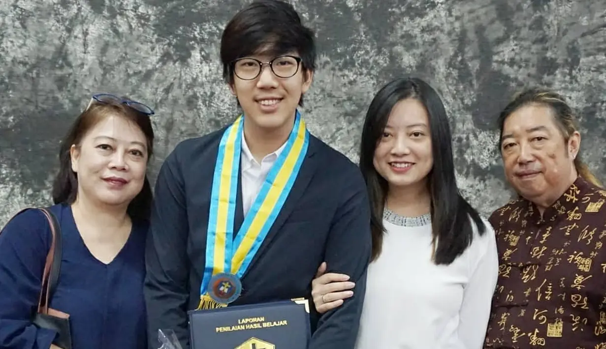 Leony Vitria dan ayahnya (Instagram/leonyvh)