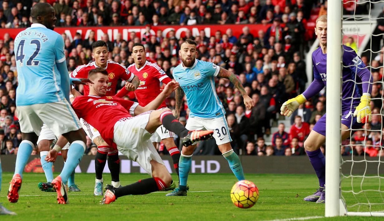 Morgan Schneiderlin, mencoba mengapai bola saat berada di depan gawang City dalam lanjutan Liga Premier Inggris di Stadion Old Trafford, Manchester, Inggris, Minggu (25/10/2015). (Action Images via Reuters/Jason Cairnduff)