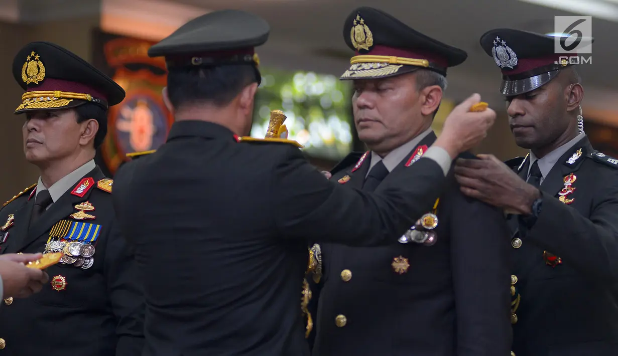 Kapolri Jenderal Polisi Tito Karnavian menyematkan pangkat kepada Inspektur Jenderal Polisi Arief Sulistyanto dan Komjen Pol Ari Dono Sukmanto sebagai Kabareskrim dan Wakapolri pada Sertijab di Mabes Polri, Jakarta, Jumat (17/8). (merdeka.com/Imam Buhori)