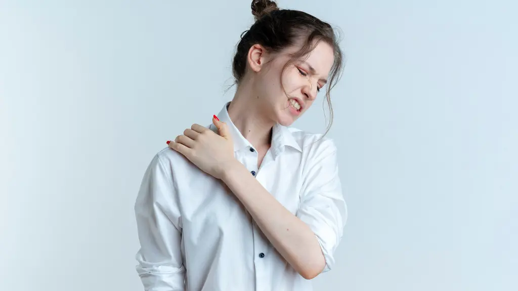 Nyeri bahu dapat muncul akibat postur tubuh yang kurang tepat, overuse, cedera ringan, atau ketegangan otot akibat stres. [Dok/freepik.com/stockking]