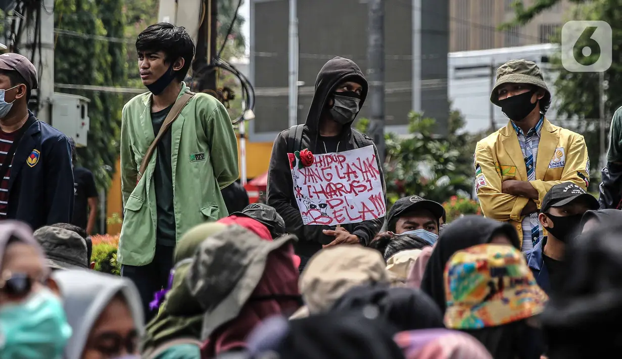 Massa Badan Eksekutif Mahasiswa Seluruh Indonesia (BEM SI) saat berunjuk rasa di area Patung Kuda Arjuna Wijaya, Jalan Medan Merdeka Barat, Jakarta (20/10/2020). Massa meminta Presiden Joko Widodo atau Jokowi  segera mencabut UU Cipta Kerja melalui Perppu. (Liputan6.com/Faizal Fanani)