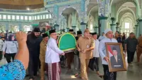Tangis Wali Kota Tangerang Pecah di Depan Jenazah Ketua DPRD Rusdi Alam