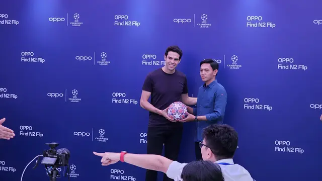 Kaka berfoto bersama fans di Oppo Gallery