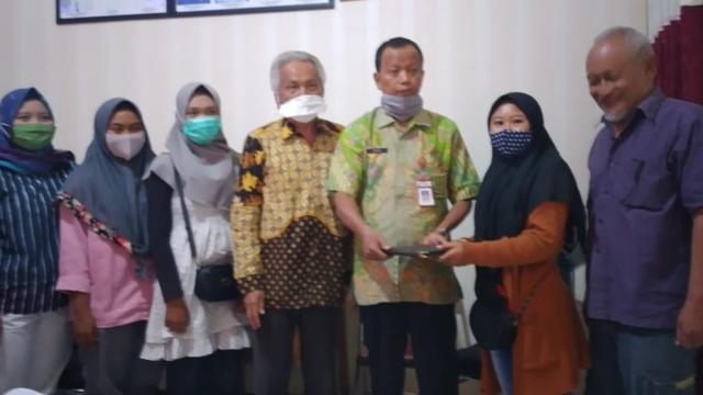 Alumni SMK Negeri 1 Cepu, Blora, mendatangi sekolah lantaran ijazahnya ditahan. (Foto: Liputan6.com/Ahmad Adirin)