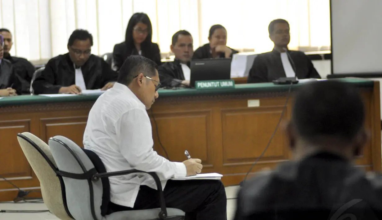 Terdakwa dugaan kasus gratifikasi terkait Hambalang, Anas Urbaningrum mendengarkan pembacaan berkas dakwaan dalam sidang vonis di Pengadilan Tipikor, Jakarta, (24/9/14). (Liputan6.com/Miftahul Hayat)