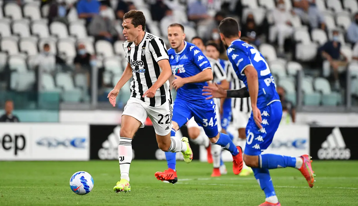 Juventus langsung tancap gas sejak awal. Pada menit ke-4 dan ke-8, Federico Chiesa sudah memaksa Vicario menyelamatkan tembakan kerasnya yang nyaris berbuah gol. (Foto: AFP/Isabella Bonotto)