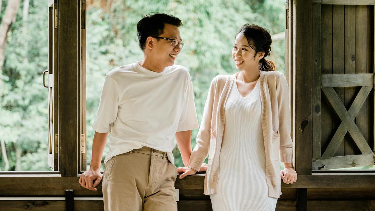 Couple Outfits dengan Pasangan, Tampil Serasi Meski Minimalis