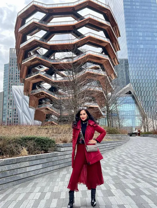 Di depan bangunan ikonik The Vessel - Hudson Yards, Diah tampil chic dengan outfit serba merah. @dps_diahpermatasari.