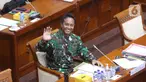 KSAD Jenderal TNI Andika Perkasa melambaikan tangan sebelum menjalani uji kelayakan dan kepatutan calon Panglima TNI di gedung DPR, Jakarta, Sabtu (6/11/2021).  Andika Perkasa menjadi calon kuat pengganti Marsekal Hadi Tjahjanto yang pensiun bulan ini. (Liputan6 com/Angga Yuniar)