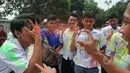 Pelajar SMK Kemala Bhayangkari 1 Jakarta, mencoret rambut temannya dengan cat semprot usai mengikuti Ujian Nasional (UN), Kamis (16/4/2015). Aksi tersebut dilakukan sebagai bentuk kegembiraan usai mengikuti UN. (Liputan6.com/Herman Zakharia)