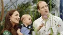 Gambar diambil saat Pangeran William dan Kate Middleton beserta sang buah hati jalan-jalan ke Museum Sejarah Alam, London, Inggris, Rabu (2/7/14).(REUTERS/John Stillwell)