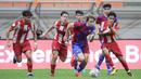 Tempo permainan di babak kedua berjalan ketat. Kedua tim saling menampilkan permainan terbuka khas Spanyol. Namun Barcelona U-18 terlihat masih mendominasi. (Bola.com/Bagaskara Lazuardi)