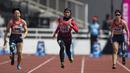 Pelari Indonesia, Tiarani Karisma, beradu cepat pada final Asian Para Games cabang atletik nomor lari 100 meter T42 / T63 di SUGBK, Jakarta, Rabu (10/10/2018). (Bola.com/Vitalis Yogi Trisna)