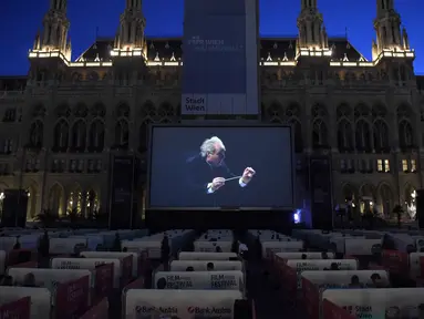 Para penonton menyaksikan opera Fidelio karya Beethoven dalam kotak-kotak terpisah selama Festival Film di Rathausplatz, Wina, Austria (4/7/2020). Festival Film di Rathausplatz, Wina, tahun ini dibuka pada Sabtu (4/7). (Xinhua/Guo Chen)