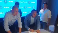 Juan Esnaider (kiri) menandatangani kontrak sebagai pelatih PSBS Biak di Jakarta, Senin (10/6/2024) malam WIB. (Dok. PSBS Biak)
