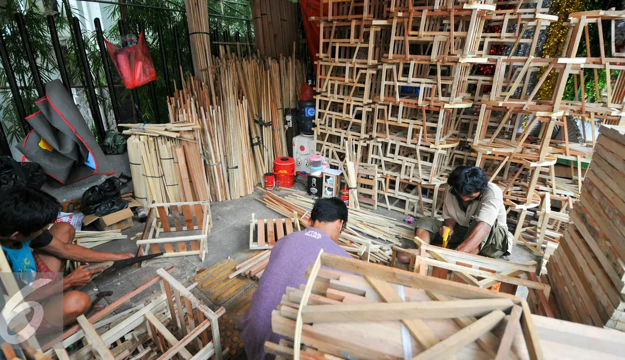 Aktivitas pengrajin saat membuat kerangka parsel di Cikini, Jakarta, Selasa (21/6/2016). Menjelang Lebaran, pengrajin kerangka parsel mulai kebanjiran pesanan. (Liputan6.com/Yoppy Renato)