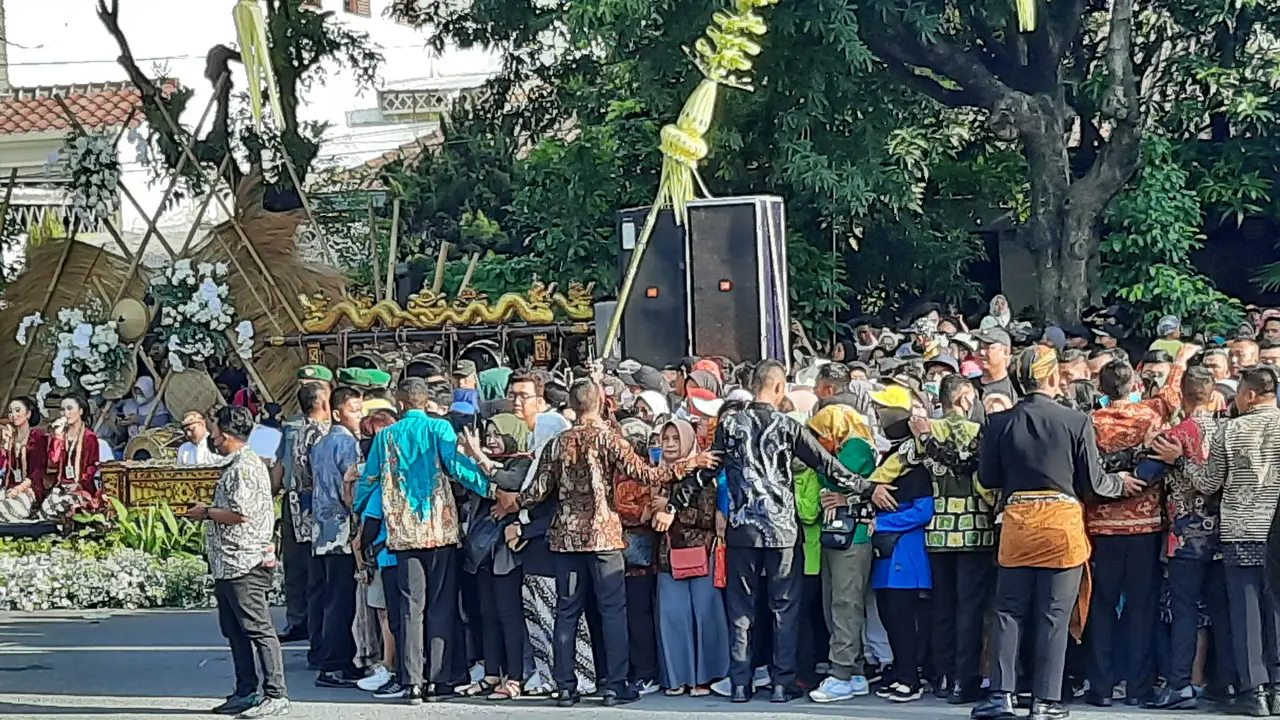 Ribuan warga tampak memadati depan Loji Gandrung untuk menyaksikan upacara adat ngunduh mantu pernikahan Kaesang Pangarep dan Erina Gudono, Minggu (11/12/2022).