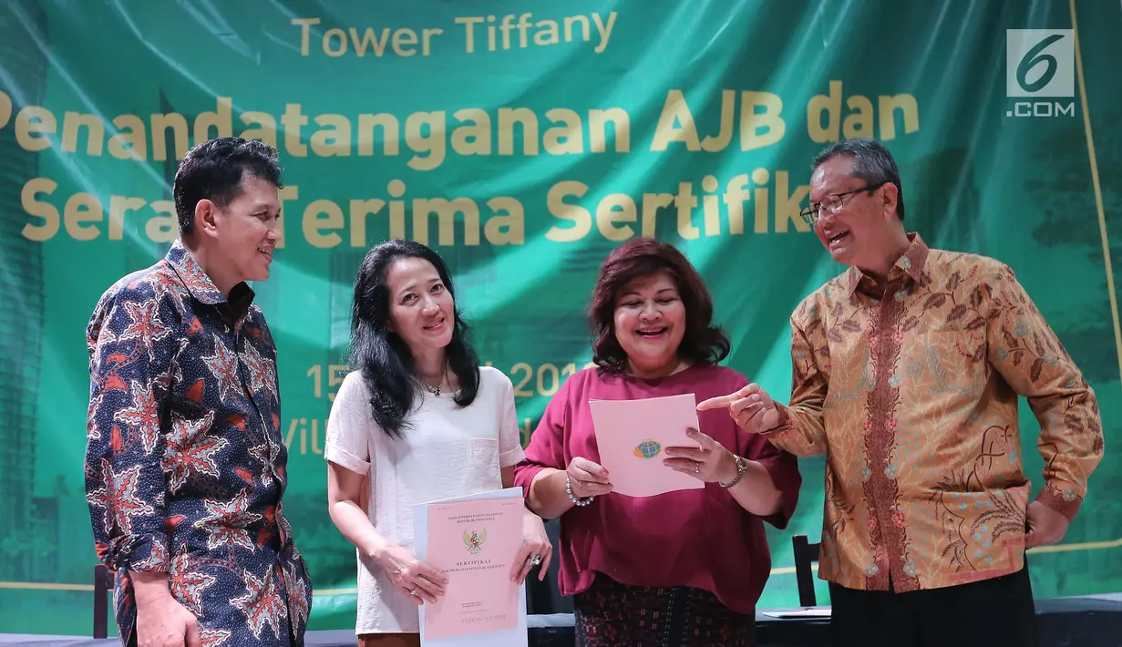 Ketua penasehat P3SRS Edward Syah Pernong berbincang dengan penghuni saat serah terima Sertifikat Hak Milik Rumah Susun Tower Tiffany Kemang Village di Jakarta, Jumat (15/3). Penyerahan sertifikat merupakan bukti komitmen pengembang. (Liputan6.com)