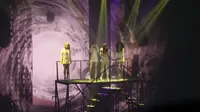 Tampil di Jakarta, 2NE1 disambut antusias penggemarnya dengan aksi spektakuler di atas panggung.