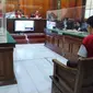 Roy terdakwa pembunuhan mahasiswi Ubaya di sidang di PN Surabaya. (Dian Kurniawan/Liputan6.com)