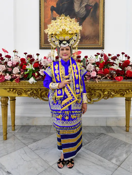 Ibu Negara Iriana Joko Widodo mengenakan baju adat Dolomani dari Buton pada Upacara Peringatan Detik-Detik Proklamasi Kemerdekaan ke-77 Republik Indonesia di Istana Merdeka, Jakarta, Rabu (17/8/2022). HUT ke-77 RI tersebut mengangkat tema Pulih Lebih Cepat, Bangkit Lebih Kuat. (Foto: Muchlis Jr - Biro Pers Sekretariat Presiden)