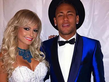 Penyerang Barcelona, Neymar, merayakan tahun baru bersama model bernama Jhenny Andrade. (Instagram)