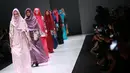 Beberapa hari setelah pulang dari Jerman, Oki ia mengenalkan busana alternatif bagi para muslimah. 15 koleksi dengan tema coat dipamerkan dalam acara Jakarta Fashion Week (JFW) 2017. (Adrian Putra/Bintang.com)