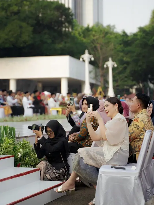 Unggahan tersebut membuat meringis netizen. Bahkan, ada yang menyebut biaya nikahnya setara dengan tas yang ditenteng Nagita.  "Budget nikah setara dgn segenggam tasnya mama gigi," tulis imbella. [Instagram/raffinagita1717]