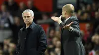 Manajer Manchester United Jose Mourinho (kiri) dan manajer Manchester City Pep Guardiola dalam sebuah pertandingan di Old Trafford, pada 2016. (AFP/Oli Scarff)