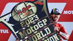 Pembalap Ducati Lenovo, Francesco Bagnaia, merayakan kemenagan dirinya sebagai juara dunia MotoGP 2023 setelah berhasil finis posisi pertama pada balapan MotoGP Valencia, Minggu (26/11/2023). (AFP/Jose Jordan)