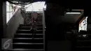 Seorang bocah tampak menuruni tangga di Rusun Karang Anyar Jalan D RW 12, Kelurahan Karang Anyar, Sawah Besar, Jakarta, Rabu (16/9/2015). Pemprov DKI berencana merevitalisasi Rusunawa Karang Anyar. (Liputan6.com/Gempur M Surya) 