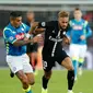 Striker PSG, Neymar mengiring bola dari kejaran gelandang Napoli, Allan selama pertandingan Grup C Liga Champions di stadion Parc des Princes di Paris, (24/10). PSG bermain imbang 2-2 atas Napoli. (AP Photo / Francois Mori)