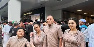 Krisdayanti merayakan Idulfitri di Singapura dengan pakaian serba coklat bersama keluarganya. Ia dan Amora kompak mengenakan dress yang dihiasi beads. [@krisdayantilemos]