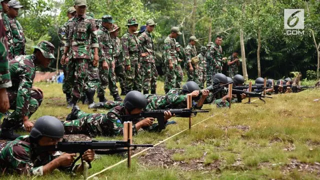 Prajurit Lantamal XII Pontianak latihan menembak dengan dua jenis senjata yaitu pistol G2 Combat dan senjata laras panjang jenis SS1.